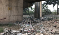 Hà Nội: Chân cầu Thăng Long ngập ngụa rác thải gây ô nhiễm môi trường